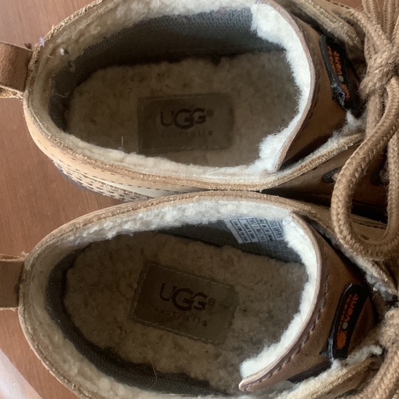 Ugg duck shoes! 9.5 - Picture 2 of 3